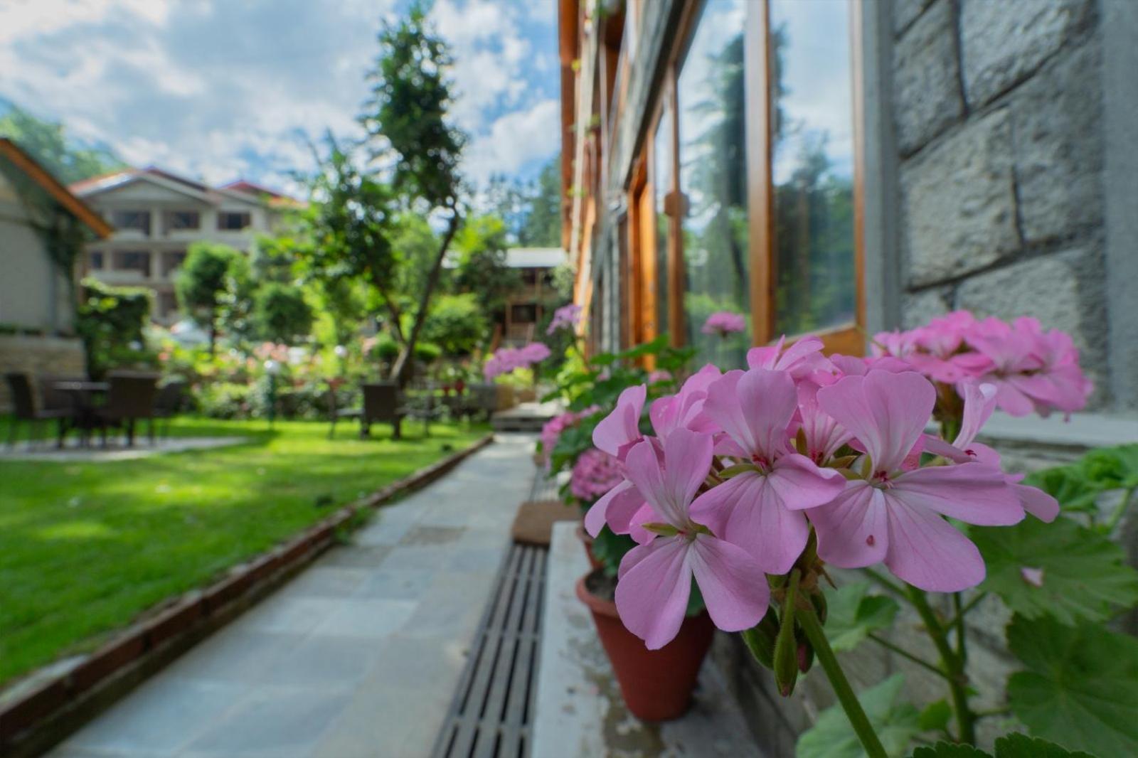 Hotel Negi'S Mayflower A Heritage Since 1965 Manali  Exterior photo